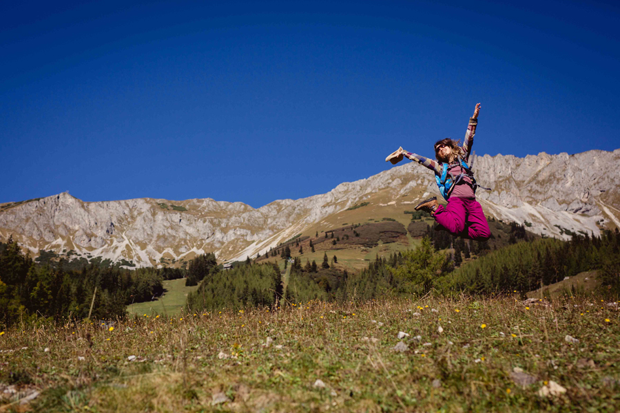 Wanderer springt in die Luft.