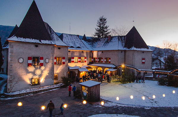 Beleuchtete Außenansicht vom Schloss Pichl zur Adventzeit.