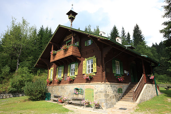 Außenansicht der Waldschule am Alpl