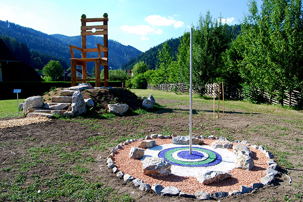 Blick auf eine WEGArt Skulptur in Mitterdorf